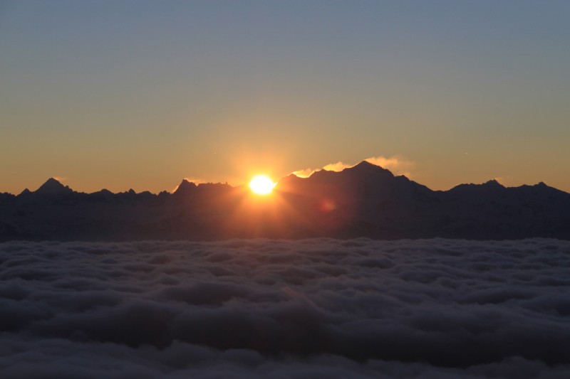 Aube sur le Mont Blanc : Le soleil se lève sur le Massif du Mont Blanc