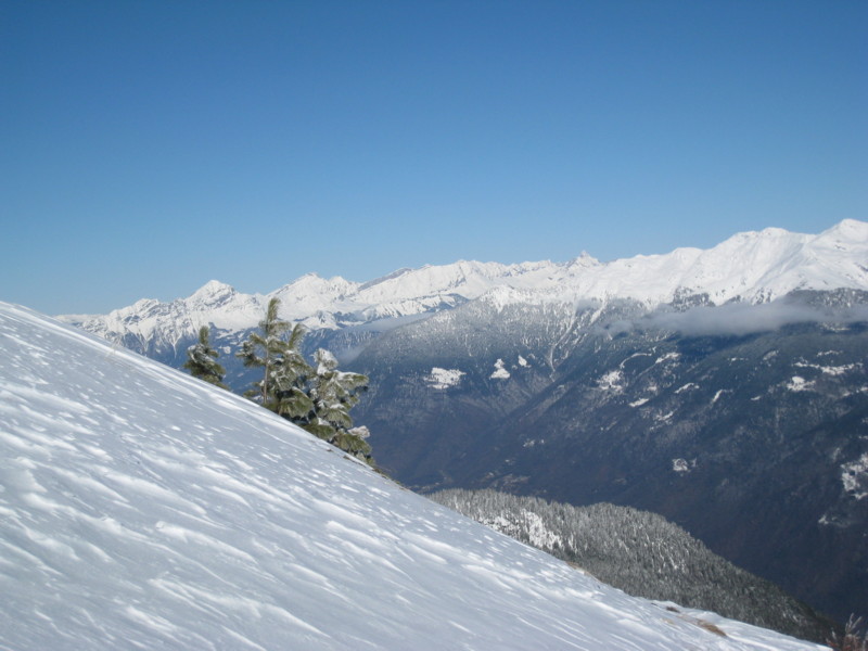 #9 Aravis : juste sous le sommet avec la chaîne des Aravis au fond Aravis : juste sous le sommet avec la chaîne des Aravis au fond
