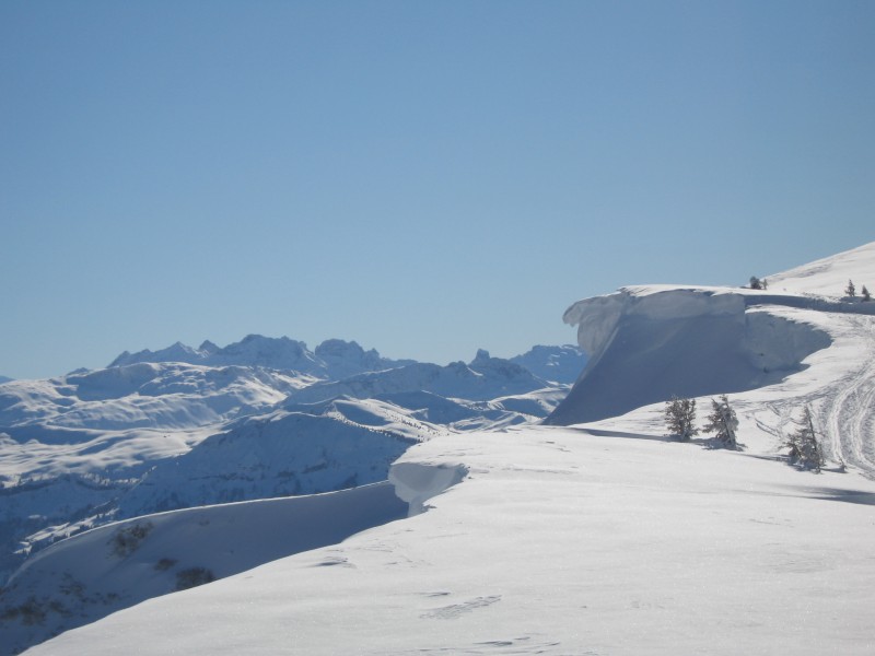 #8 Le Croise Baulet : La belle cornique de 2 m au col de l Le Croise Baulet : La belle cornique de 2 m au col de l'Avenaz et la Pierre à Menta au loin.