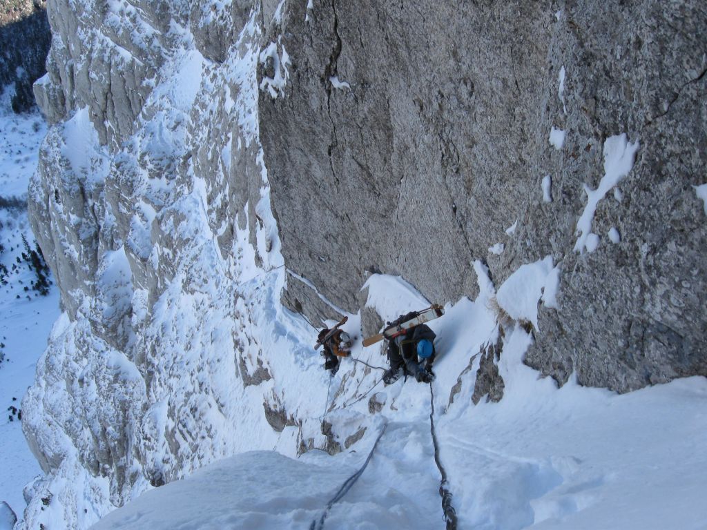 Voie normale : Le premier qui redit que les câbles ne servent à rien, il me fait cette traversée sur la glace sans les toucher. Et là, on fait moins les cons.