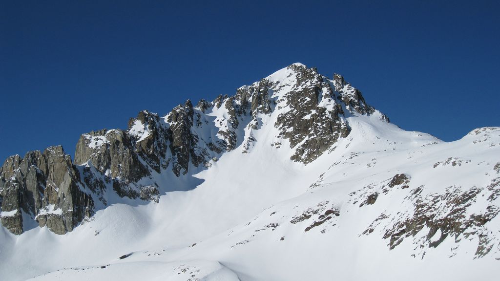 #8 Pointe du Villonet : on va remonter par le couloir à droite du sommet Pointe du Villonet : on va remonter par le couloir à droite du sommet