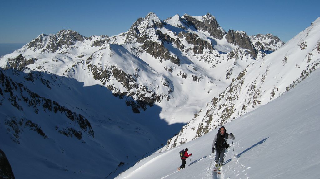 #14 Al et Bertrand : Al et Bertrand dans la remontée aux Vallorins et sous le regard du Pic du Frene Al et Bertrand : Al et Bertrand dans la remontée aux Vallorins et sous le regard du Pic du Frene