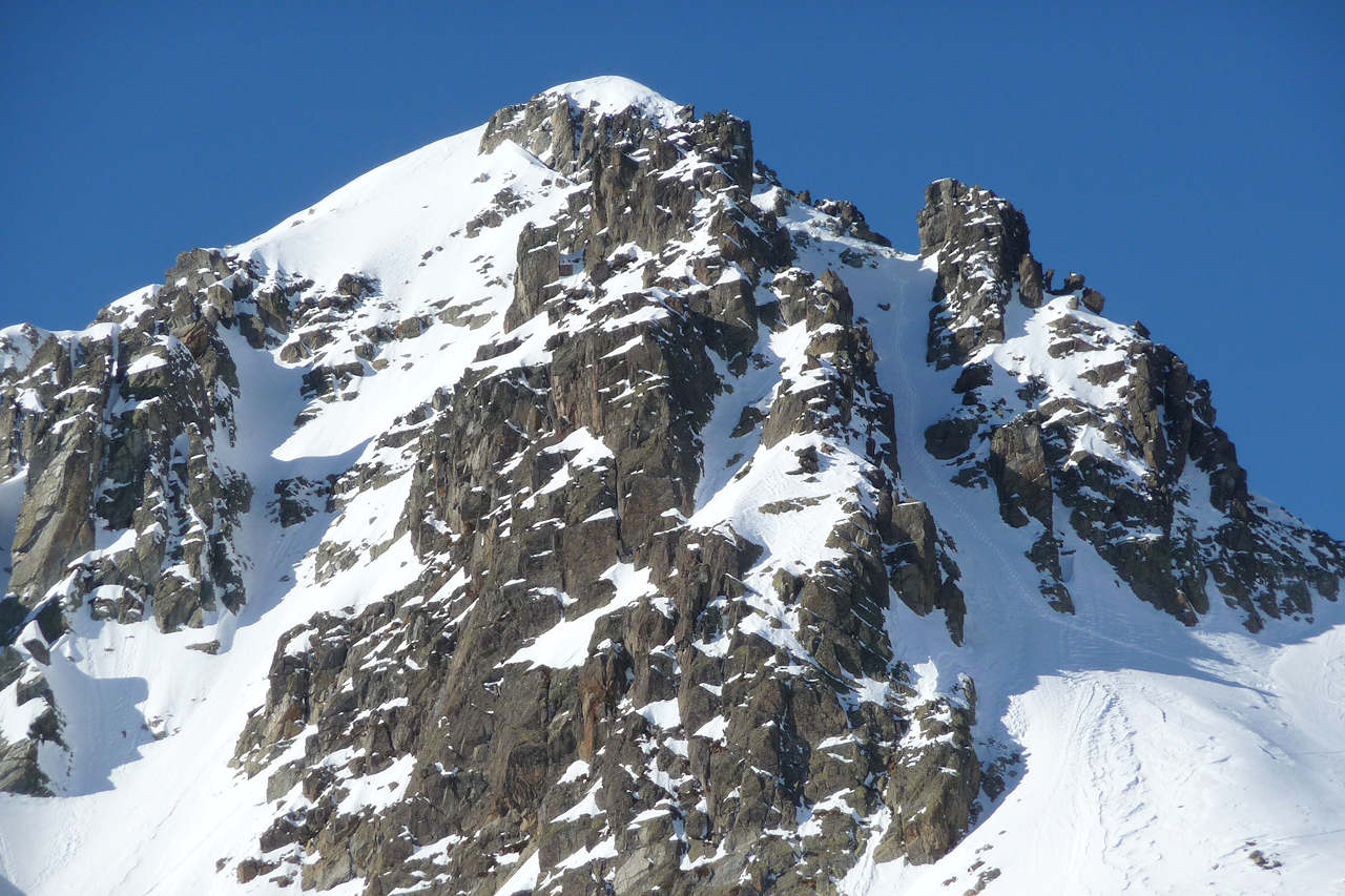 #9 Pointe du Villonet versant E : Dans le couloir, la trace de montée de l Pointe du Villonet versant E : Dans le couloir, la trace de montée de l'équipe Skitour