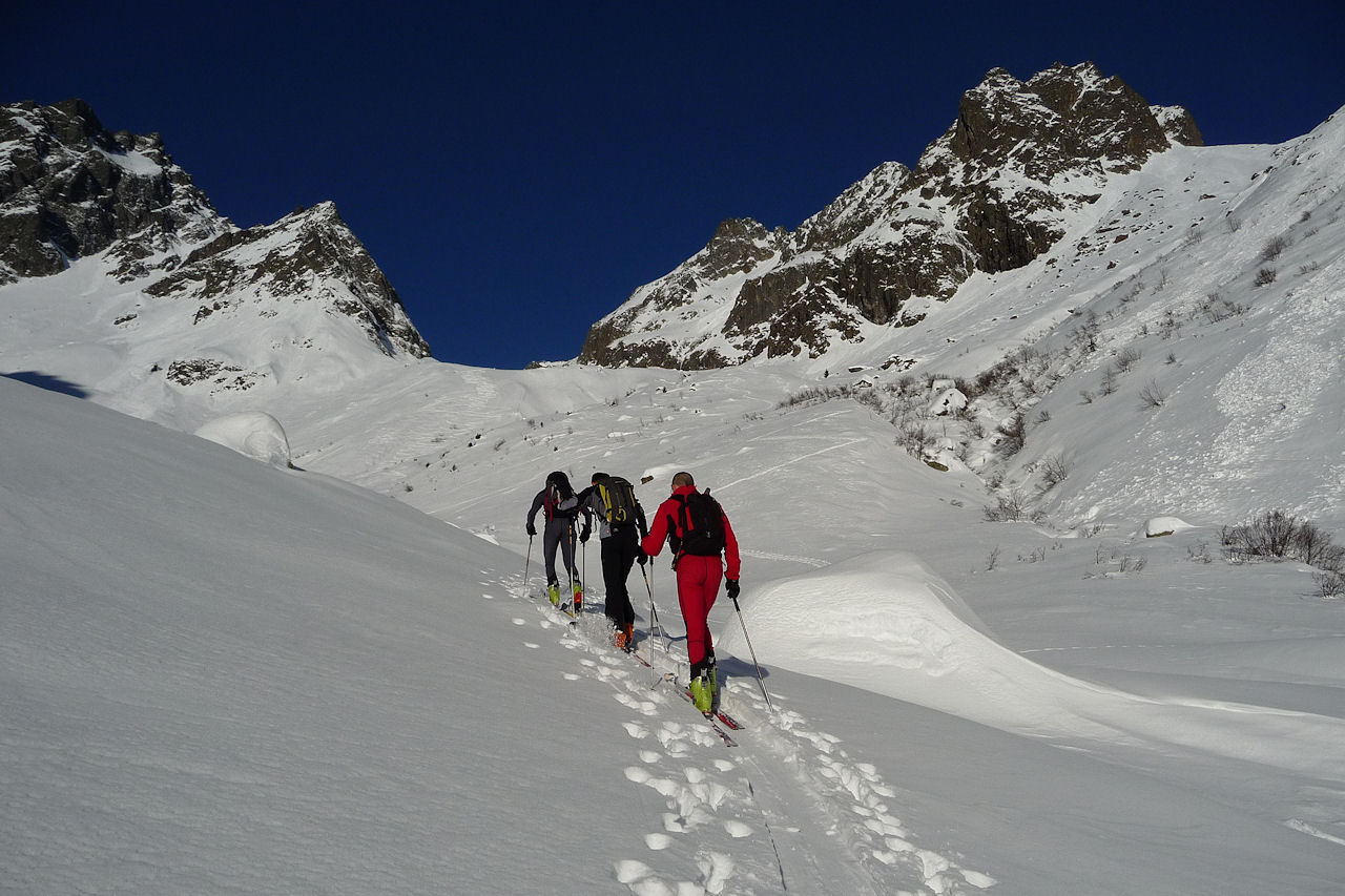 #2 Vers le col du Gleysin : Le seul groupe rencontré ce jour. Vers le col du Gleysin : Le seul groupe rencontré ce jour.