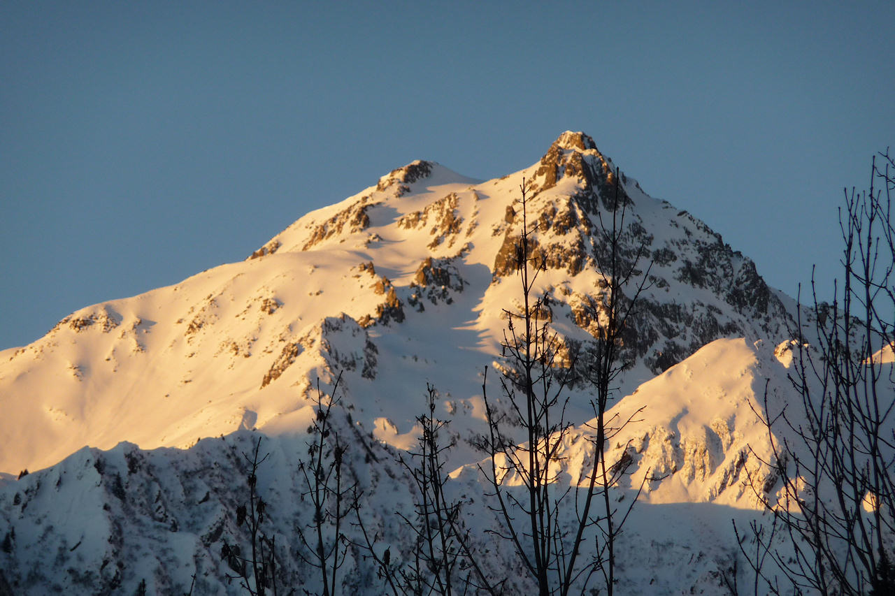#1 Instant privilégié : Le soleil se lève sur la cime du Sambuis Instant privilégié : Le soleil se lève sur la cime du Sambuis