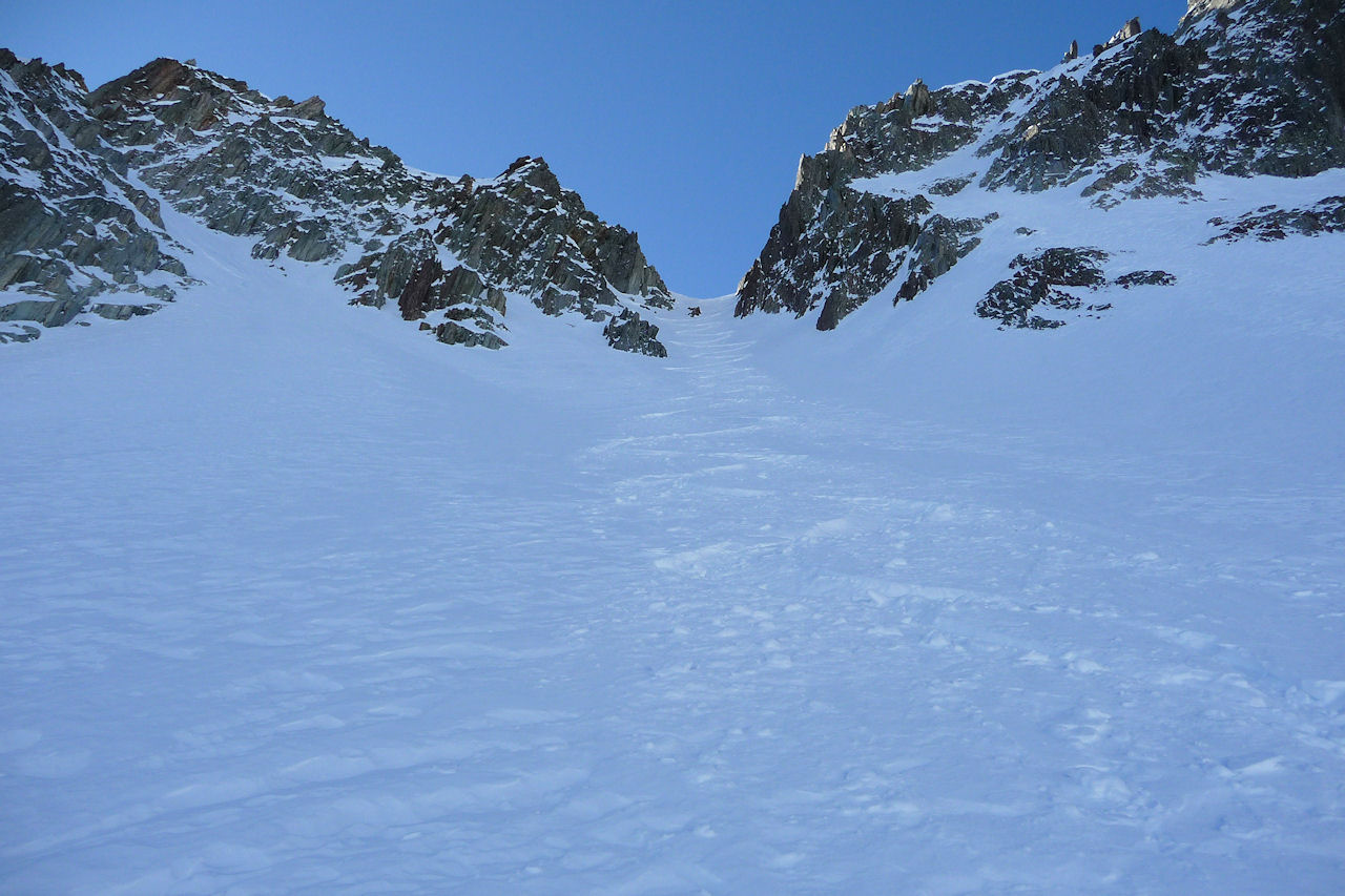 #7 Le couloir Nord de la brèche : Non, ce n Le couloir Nord de la brèche : Non, ce n'est pas un skieur, mais un rocher!