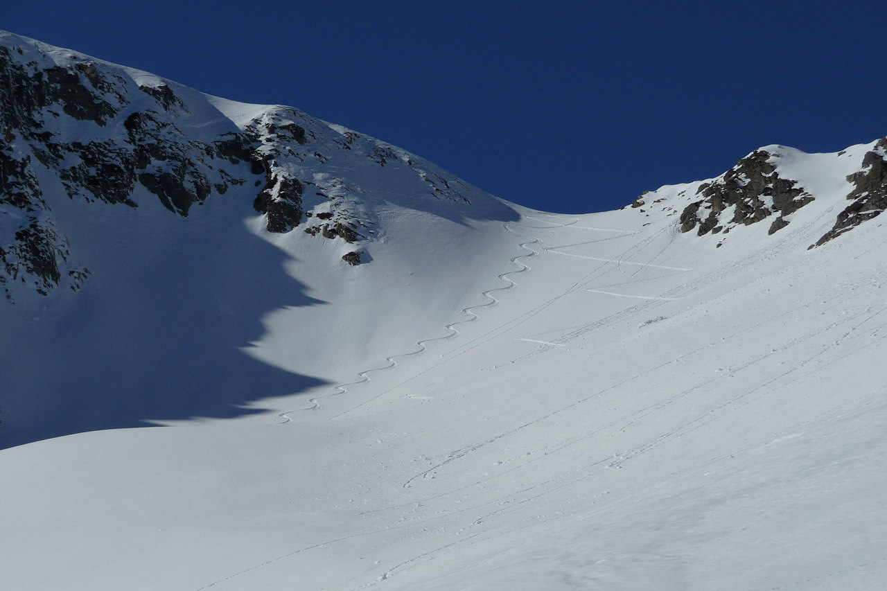 #10 Dans la Combe des Balmettes : Excellente poudreuse dans cette Combe. A droite, la trace de montée de la veille. Dans la Combe des Balmettes : Excellente poudreuse dans cette Combe. A droite, la trace de montée de la veille.