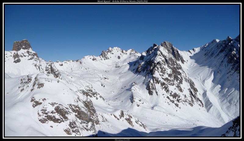 Panorama : Depuis le Mont Rosset, vue sur la Pierra Menta, la Pointe de Presset, l'Aiguille de la Nova et le Col de la Nova.