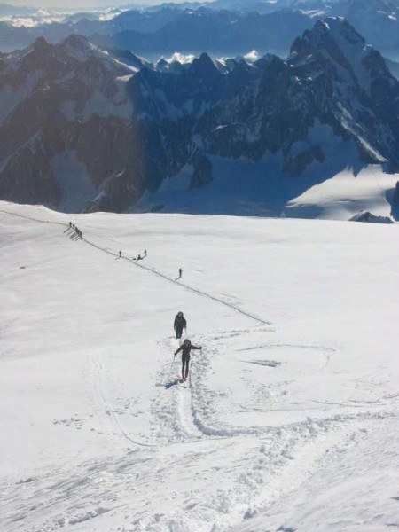 Jeroen  and co : Jeroen à l'assaut du sommet.
Alti, 4500m, juste sous les Rochers Rouges.

D'auutres photos à découvrir sur Biv...