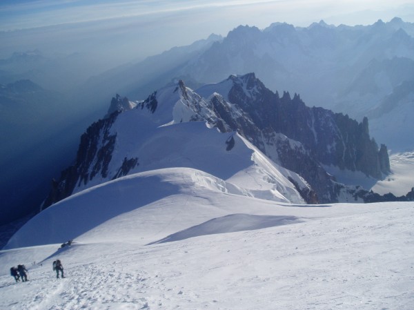 #3 le Mont Maudit : Les cordées se succédent sur l le Mont Maudit : Les cordées se succédent sur l'itinéraire