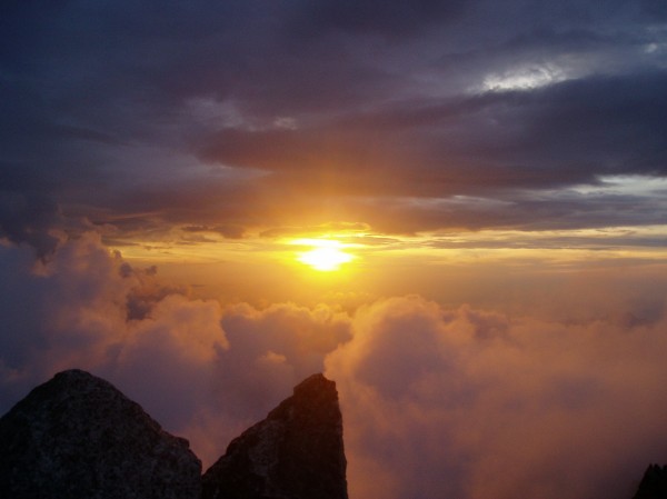 #1 Coucher de soleil : A travers les nuages, les derniers rayons du soleil Coucher de soleil : A travers les nuages, les derniers rayons du soleil