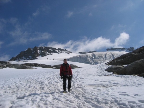 Glacier du Grand Paradis : A la descente sur le glacier vers 3700 m. Au fond le sommet.