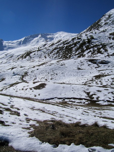 L'Enclause   vers 2100m : vue sur la course à la montée sous le sommet et descente à gauche juste avant l'ombre.