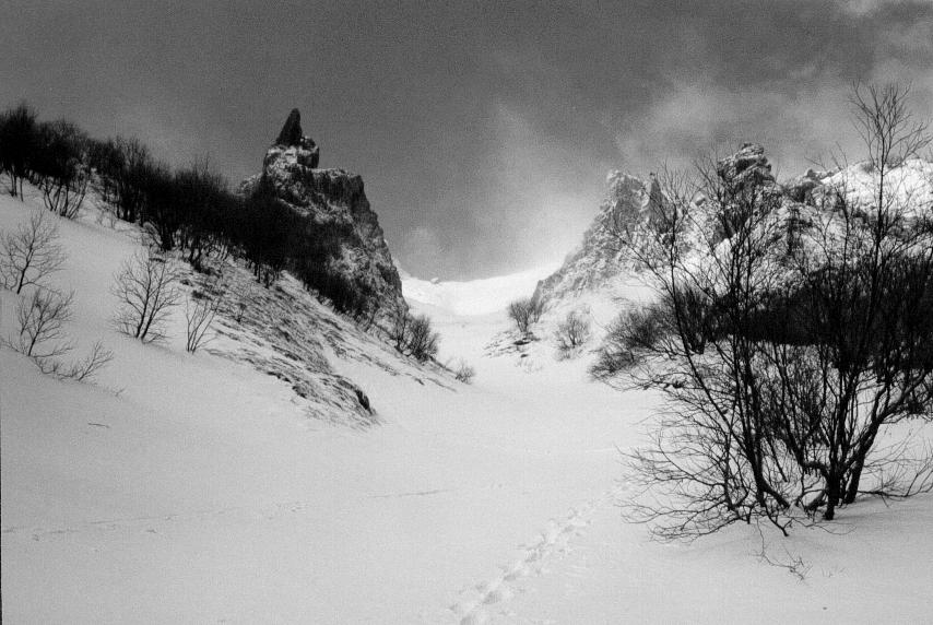 #1 Couloir du Moine 1 : Au pied du couloir, avant une belle bavante Couloir du Moine 1 : Au pied du couloir, avant une belle bavante