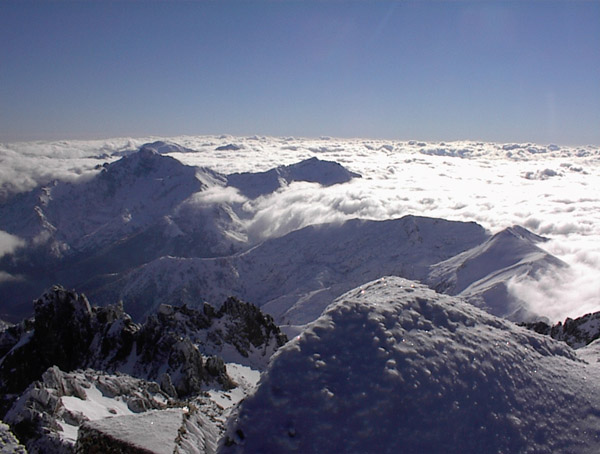 Panorama vers le S : Depuis le sommet, vue vers le S: Monte d'Oru, Punta Migliareddu et Monte Renosu en arrière plan émergent de la mer de nuages.