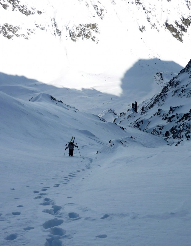 Rochers Vallorin : Les skis sur le sac...