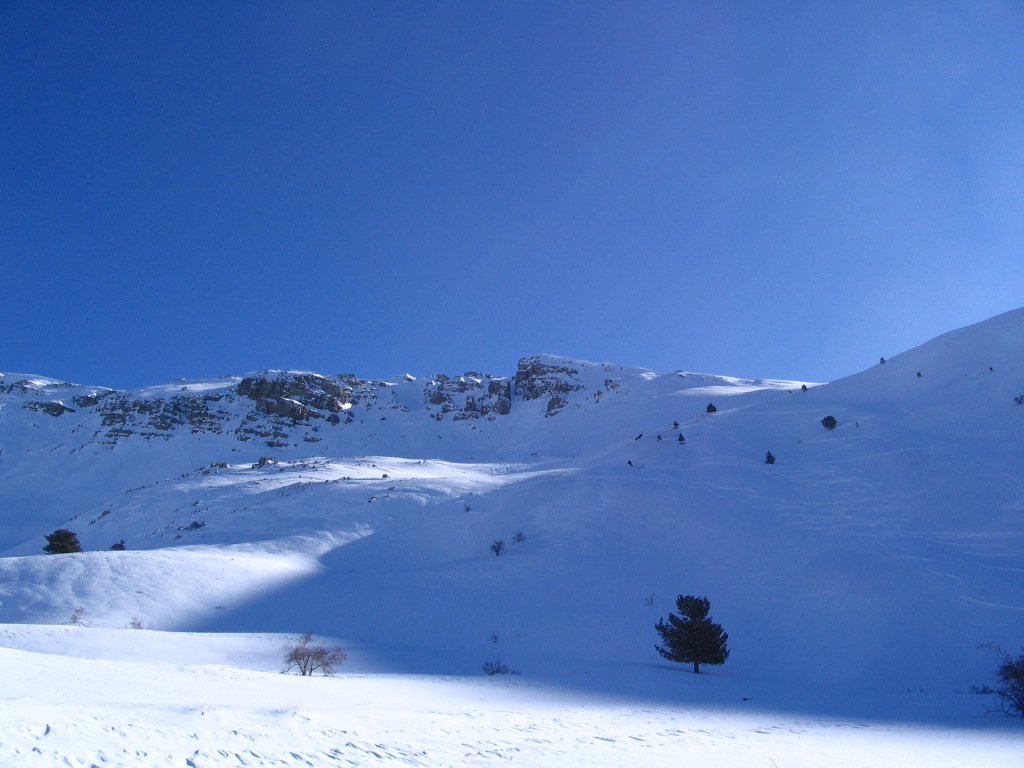 #2 Vallon de montée : accès sur crête par un vallon resté à l Vallon de montée : accès sur crête par un vallon resté à l'ombre