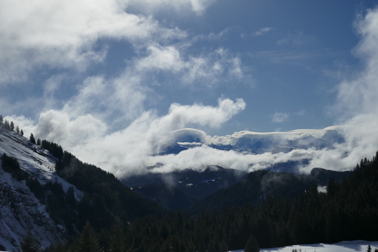 ça, c'est beau: le massif du Mont Blanc sous ses lenticulaies