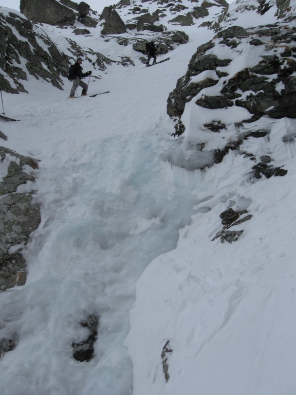#11 Le ressaut du bas : Mieux vaut pas se la coller en sautant la cascade... Le ressaut du bas : Mieux vaut pas se la coller en sautant la cascade...