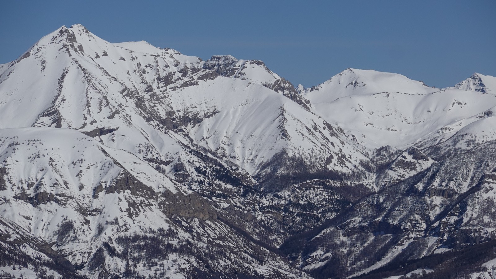 Panorama au téléobjectif sur le Mont Pelat et le sommet des Garrets