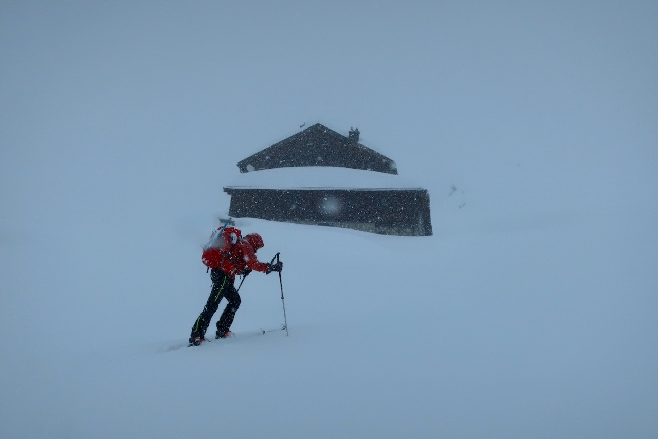 J1 Arrivée à Warndorf Hütte dans le blizzard