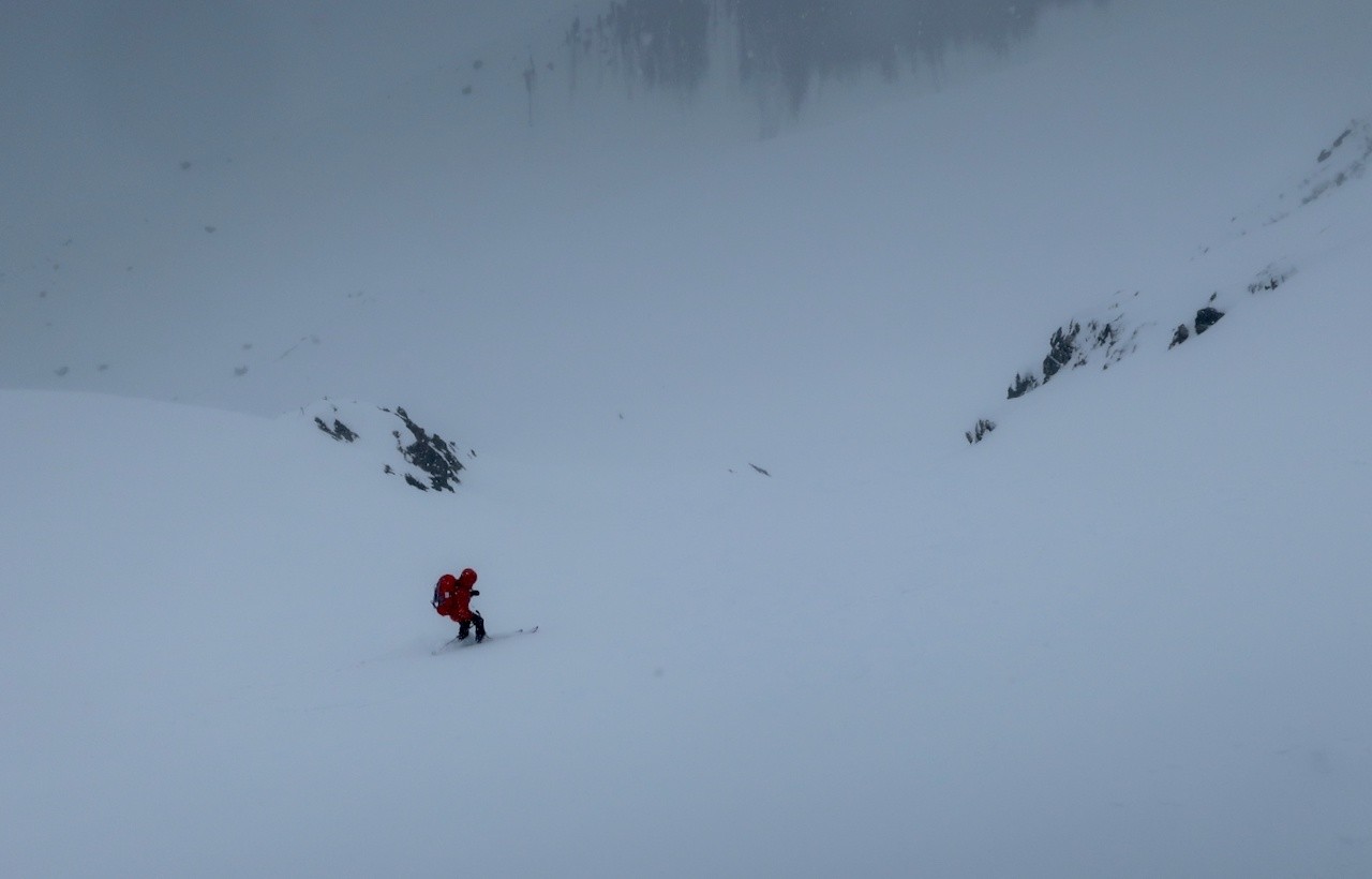 J1 descente très délicate vers l'est depuius Binlucke dans le brouillar et la neige
