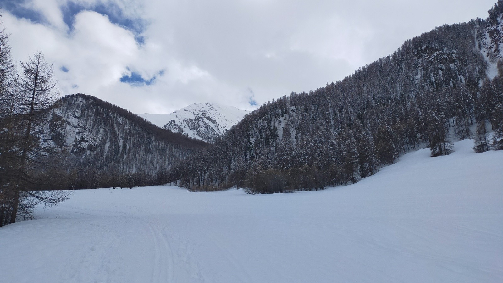 Départ sur les pistes de ski de fond plus damées, pointe des Marcelettes au fond 