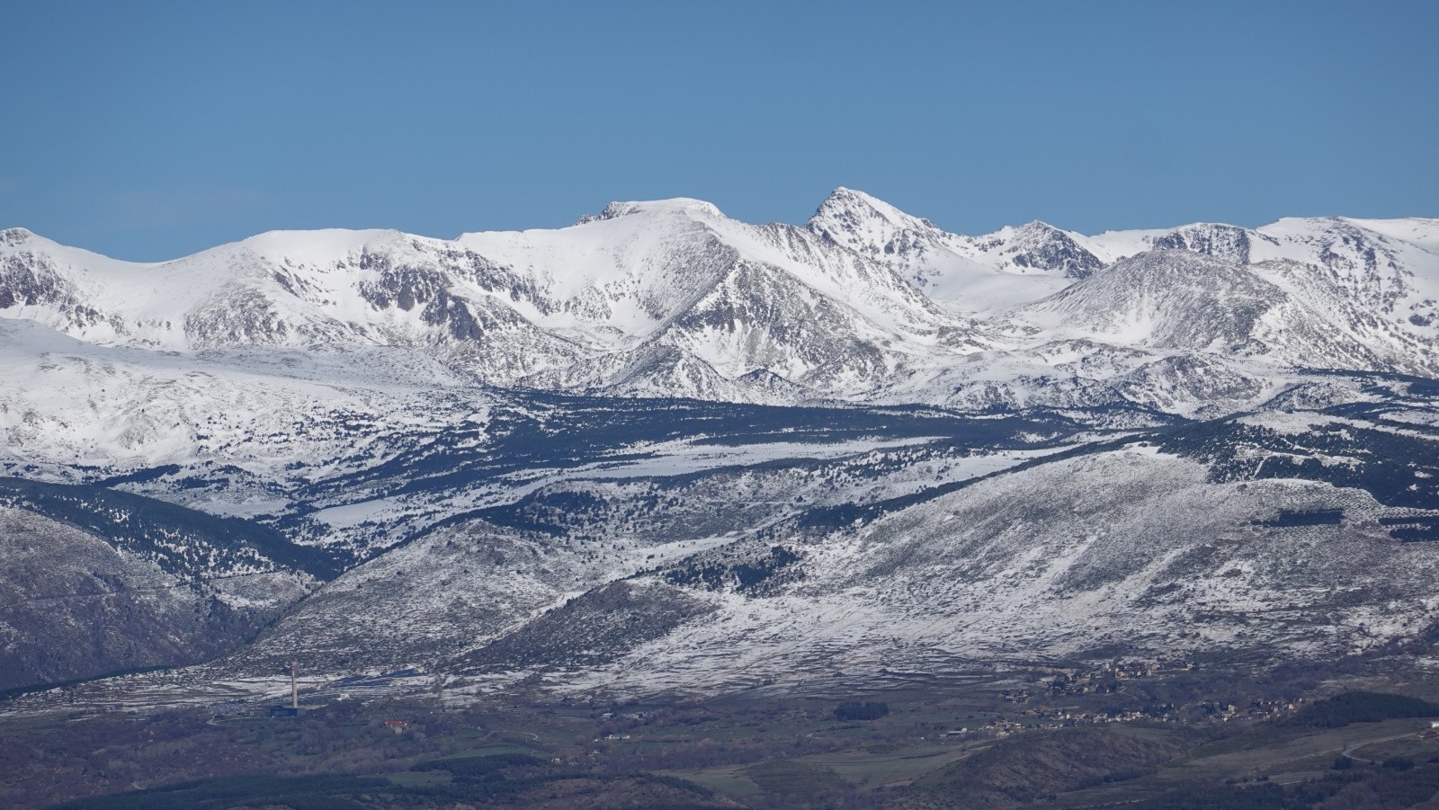 Panorama au téléobjectif sur le point culminant des Pyrénées Catalanes : le Puig Carlit