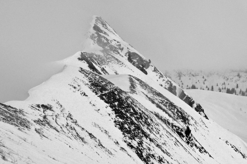 #2 Pointe de Deux Heures : l Pointe de Deux Heures : l'arête qui mène à la Tête d'Auferrand : on voit bien les nuages qui sont stockés dans la combe des fours