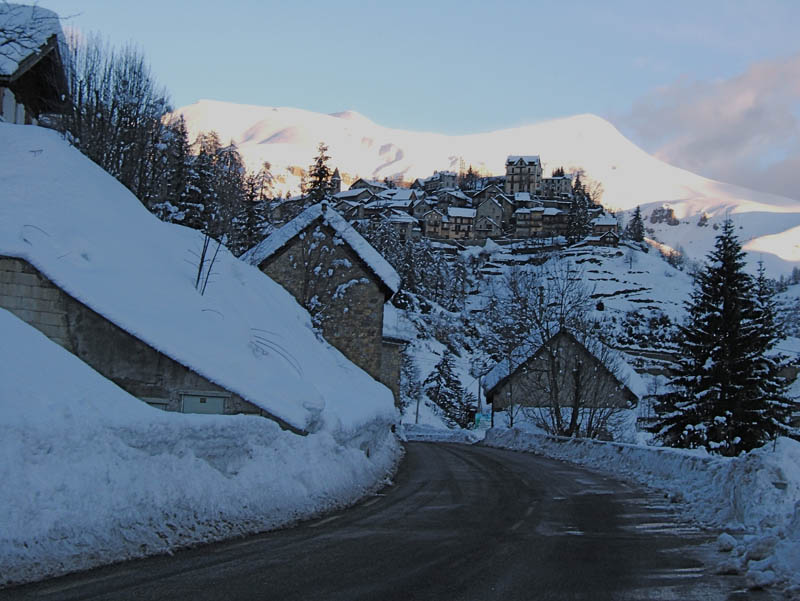 #3 Démant : Beuil et notre course qui apparaît au dessus. Démant : Beuil et notre course qui apparaît au dessus.