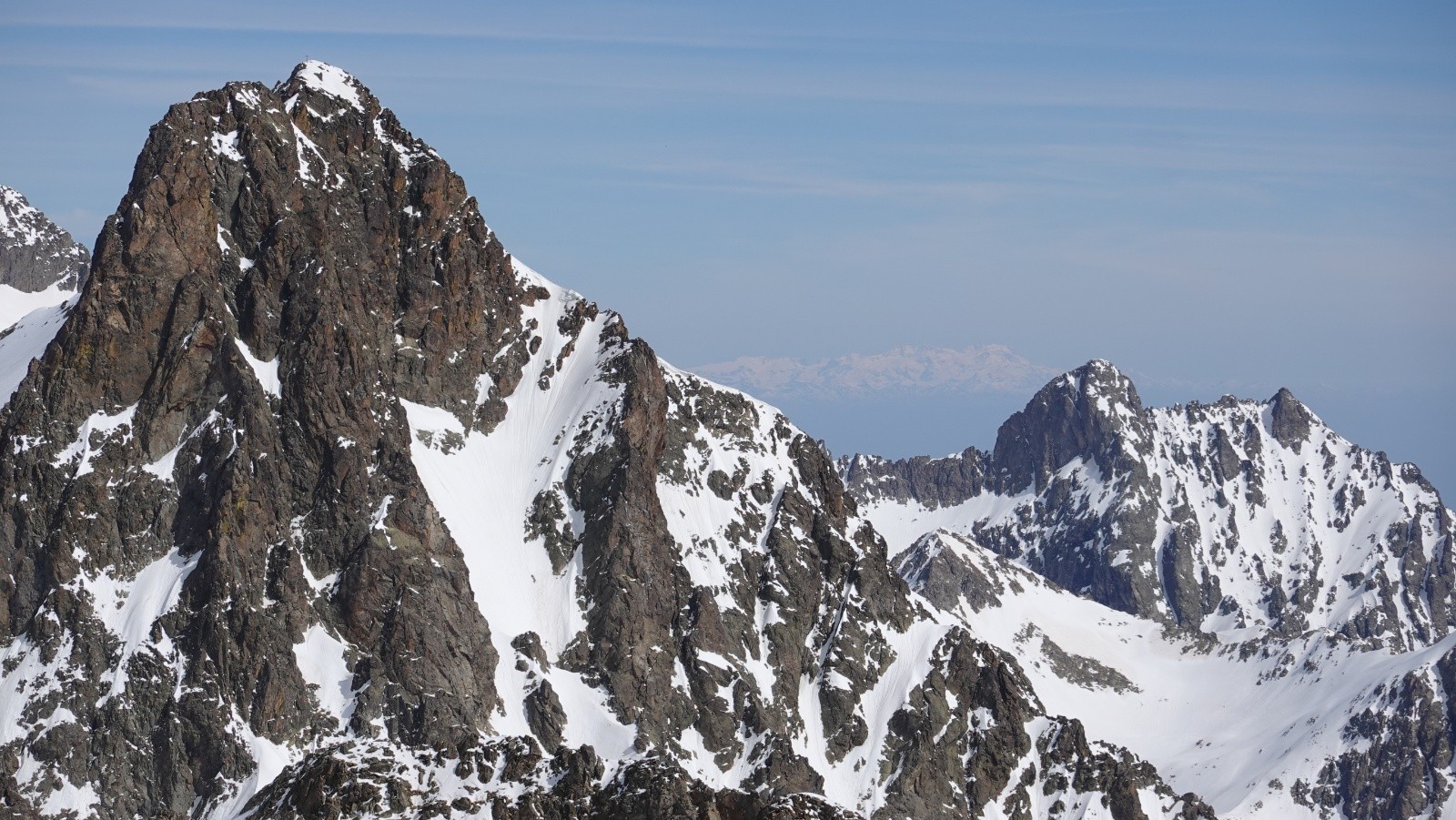 Panorama au téléobjectif sur la Cima del Baus et le massif du Mont-Blanc