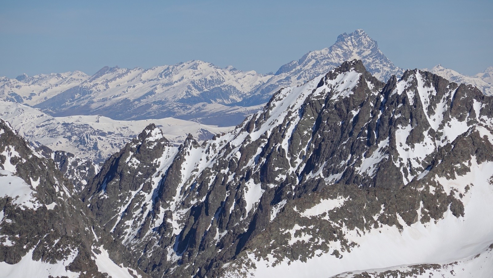Panorama au téléobjectif sur le Mont Viso