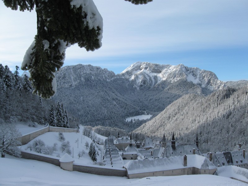#2 Petit Som : Le monastère : en arrière plan versant Chamechine du Charmant Som Petit Som : Le monastère : en arrière plan versant Chamechine du Charmant Som