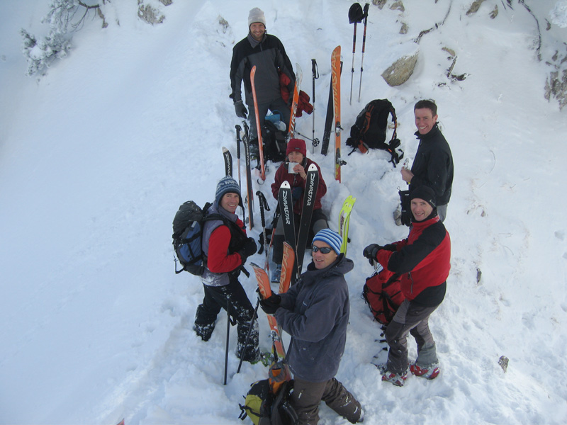 #1 Col du Fret : A l Col du Fret : A l'arrivé au col _
Tout le monde rigole _
Sauf Isa qui picole _
Elle aime trop la gnôle