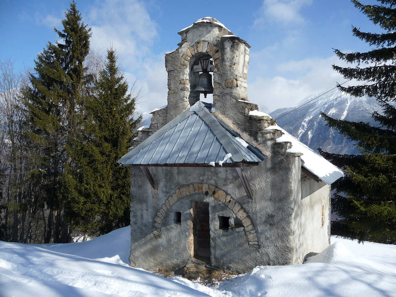 La chapelle de Monslacon : De ce point retour à la voiture en suivant la route