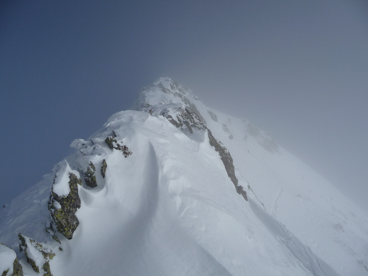 #3 A l A l'approche du sommet : Sous le sommet, dans la brume 2 randonneurs de Tarentaise se battent avec la dernière pente