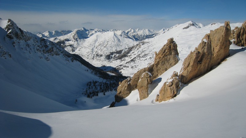 #2 Versant nord du col : contraste entre les combes à l Versant nord du col : contraste entre les combes à l'ombre et les rochers flamboyants