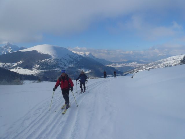 #1 côte Rouge : Route du col du Parquetou Avec vue sur le dome du Chauvet côte Rouge : Route du col du Parquetou Avec vue sur le dome du Chauvet