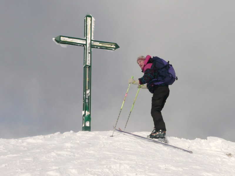 #2 la relève : Claude arrive à son tour au pied de cette croix qui a vu passer des randonneurs de tous poils. la relève : Claude arrive à son tour au pied de cette croix qui a vu passer des randonneurs de tous poils.