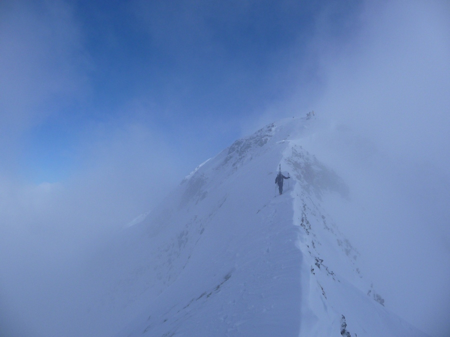 Arête sommitale : Jib en direction du sommet déjà squatté