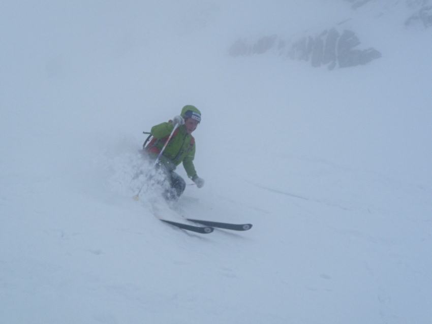 Couloir SW : Yann fonce avec zéro visibilité