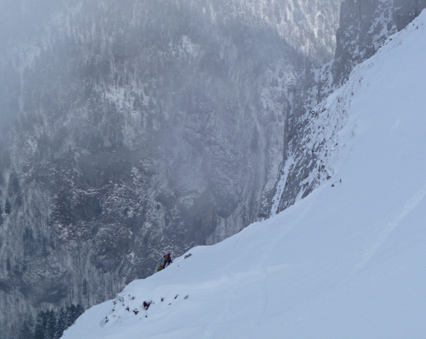 Entrée de la faille : Sylvain et Yann en train de négocier l'entrée. Ca a l'air bien raide vu d'en haut.