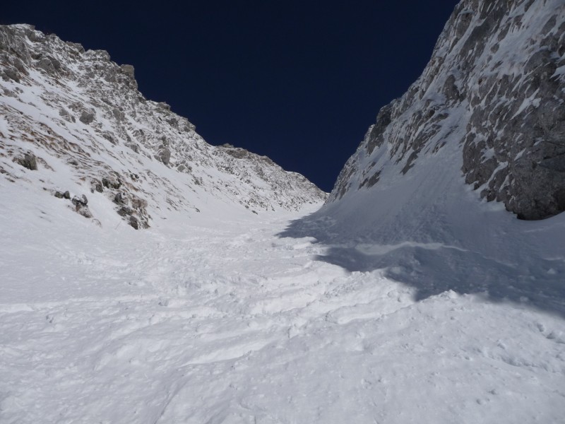 #6 couloir sud-ouest du pecloz : çà y couloir sud-ouest du pecloz : çà y'est on est au pied du couloir , on pose les skis et on chausse les crampons