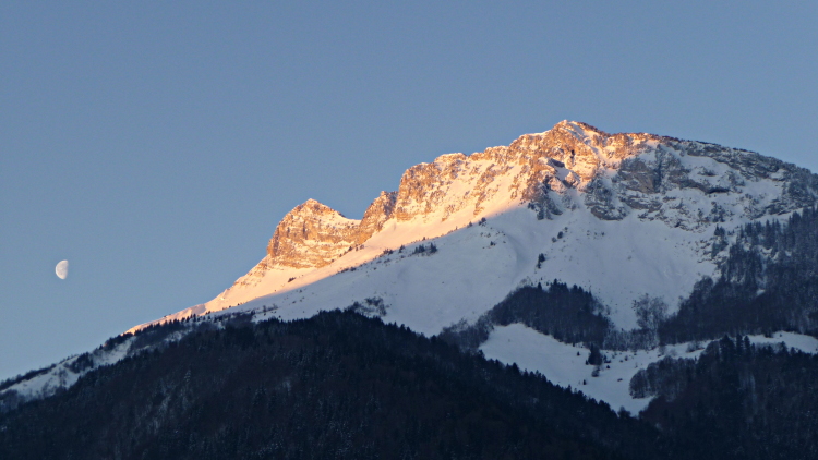 #1 Premiers feux : sur le Roc de Poyez et le Colombier (vu depuis la Compôte) Premiers feux : sur le Roc de Poyez et le Colombier (vu depuis la Compôte)