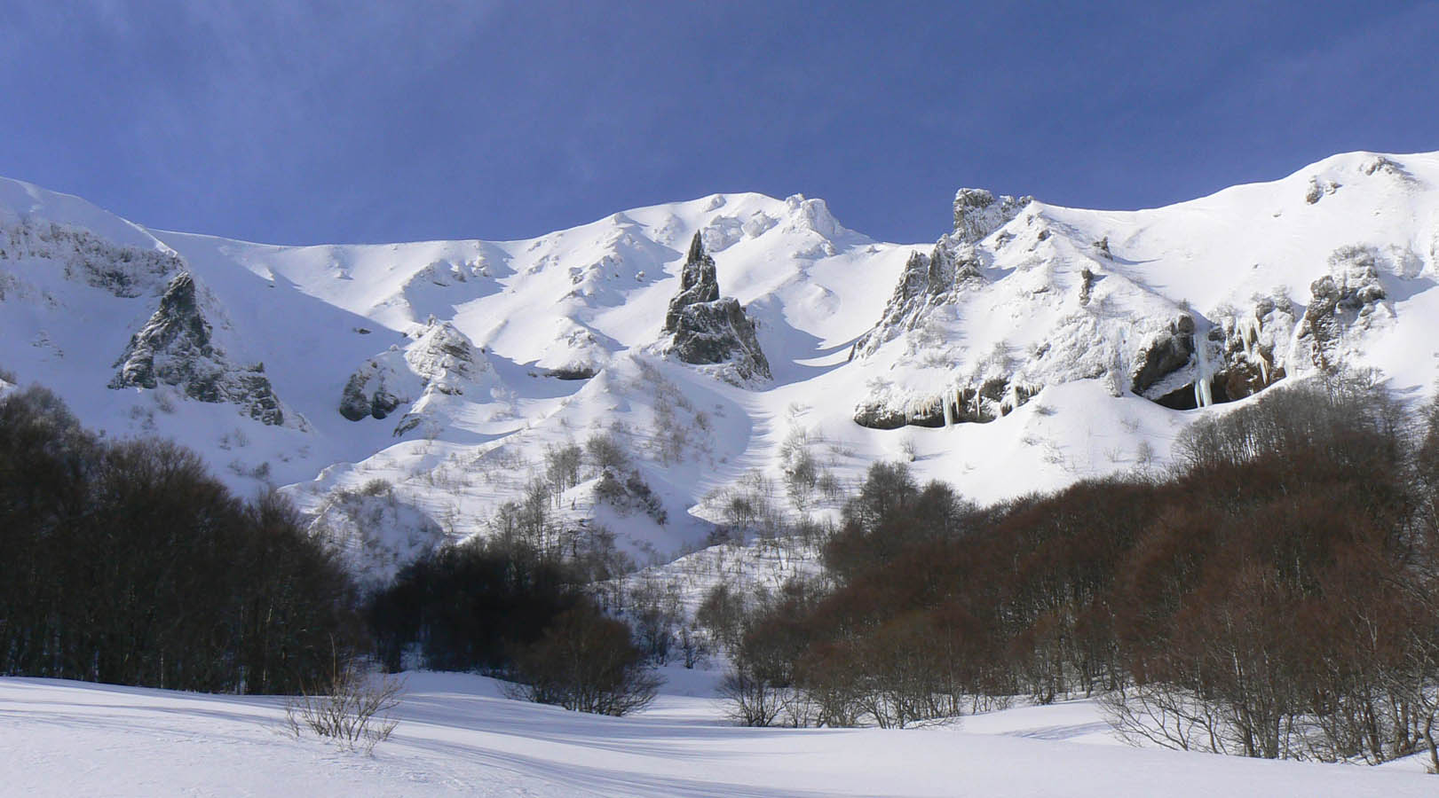 #4 Le puy Ferrand : Le puy Ferrand avec le rocher du moine au centre et son couloir du même nom à droite. Le puy Ferrand : Le puy Ferrand avec le rocher du moine au centre et son couloir du même nom à droite.