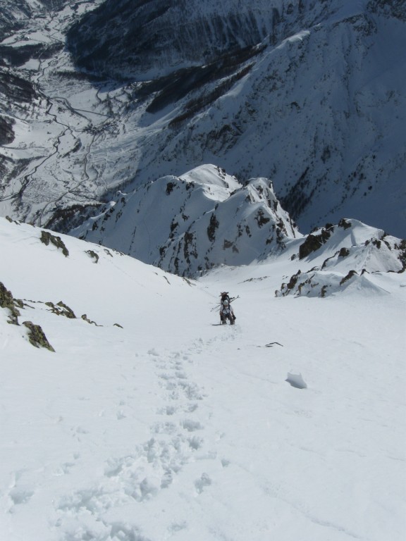 #14 Le couloir en banane : 1000 m en crampons, au soleil et ça botte : l Le couloir en banane : 1000 m en crampons, au soleil et ça botte : l'agonie n'est pas loin...