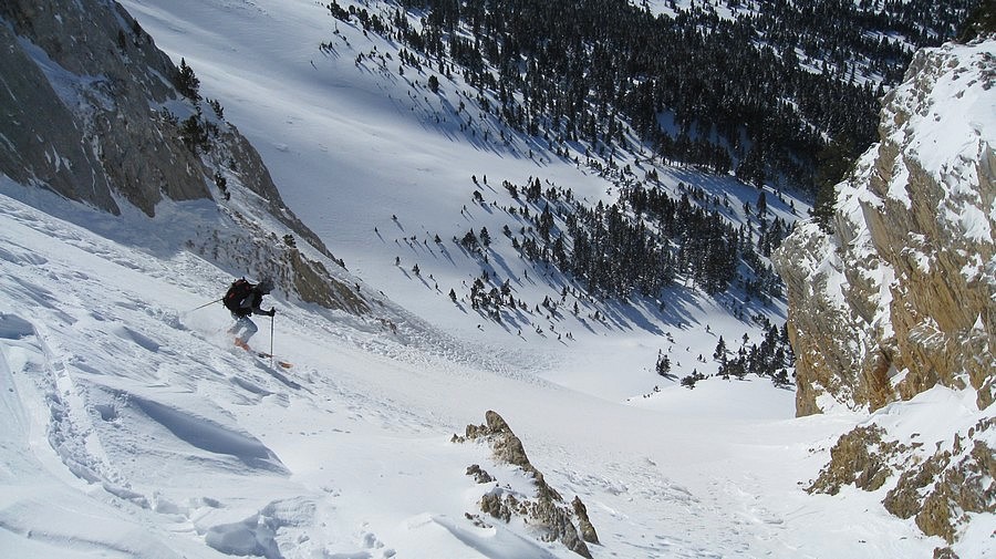 couloir sud-ouest : Tchouf repart rive droite, bien moins chargée