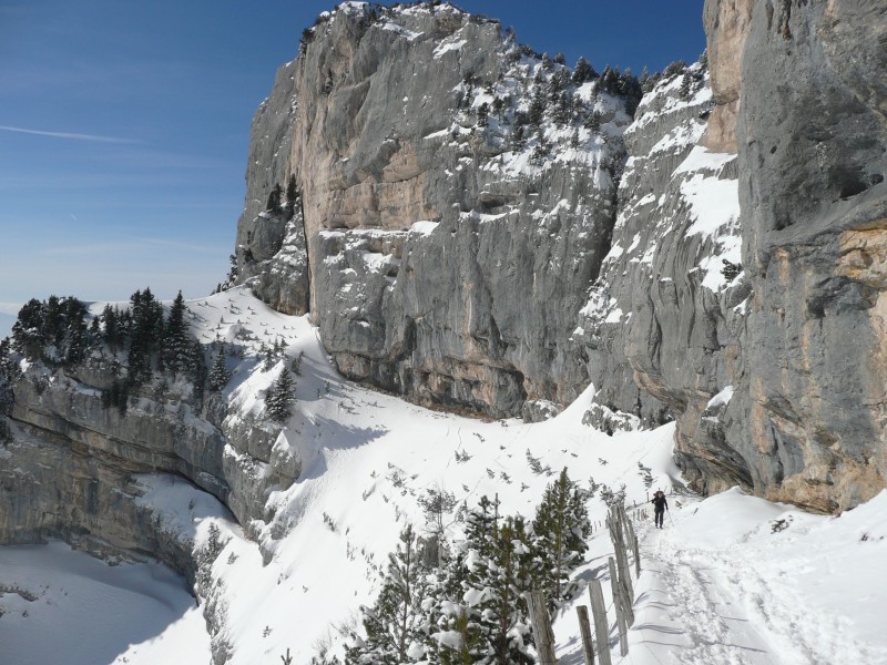 #2 sous la falaise : paysage grandiose sous la falaise : paysage grandiose