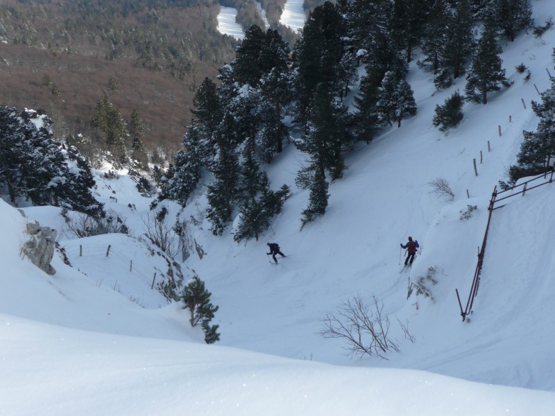 #4 la virgule : un petit groupe dans le couloir, vue depuis la croix la virgule : un petit groupe dans le couloir, vue depuis la croix