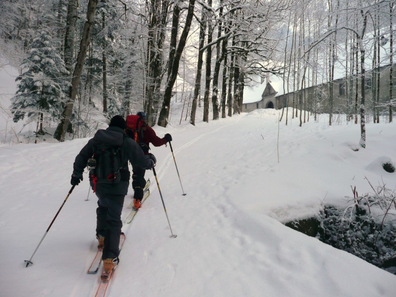 #1 monastère : attention quand on passe en descente au niveau du monastère il reste des piquets en profilé d monastère : attention quand on passe en descente au niveau du monastère il reste des piquets en profilé d'acier qui dépassent de la neige ça peut être très dangereux si on les accroche.